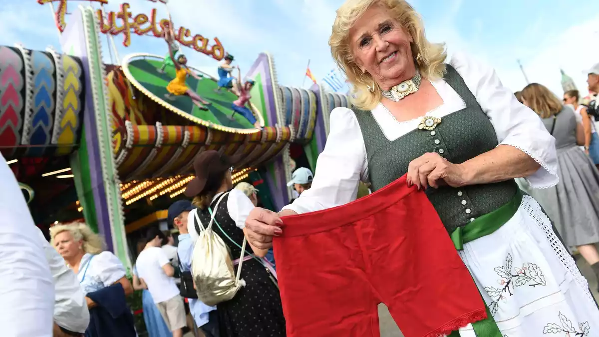 «Teufelsrad»-Betreiberin Elisabeth „Lisi“ Polaczy verschenkt an ihre Besucherinnen Radlerhosen. (Produktion)  - Bild: Felix Hörhager/dpa