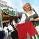 «Teufelsrad»-Betreiberin Elisabeth „Lisi“ Polaczy verschenkt an ihre Besucherinnen Radlerhosen. (Produktion)  - Bild: Felix Hörhager/dpa