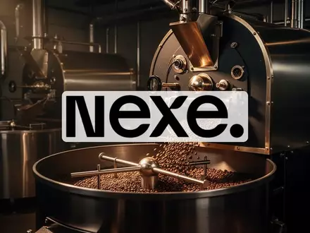 Moderne industrielle Kaffeerösterei mit professioneller Beleuchtung als Symbol für strategisches Unternehmenswachstum - Foto: über boerse-global.de
