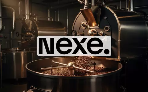 Moderne industrielle Kaffeerösterei mit professioneller Beleuchtung als Symbol für strategisches Unternehmenswachstum - Foto: über boerse-global.de