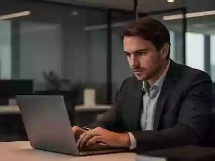 Ein fokussierter Mitarbeiter vor einem Laptop in einem modernen, dezent beleuchteten Büro. - Foto: über boerse-global.de