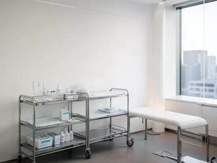 Ein minimalistischer und heller Behandlungsraum in einem modernen Bürogebäude bei Tageslicht. - Foto: über boerse-global.de