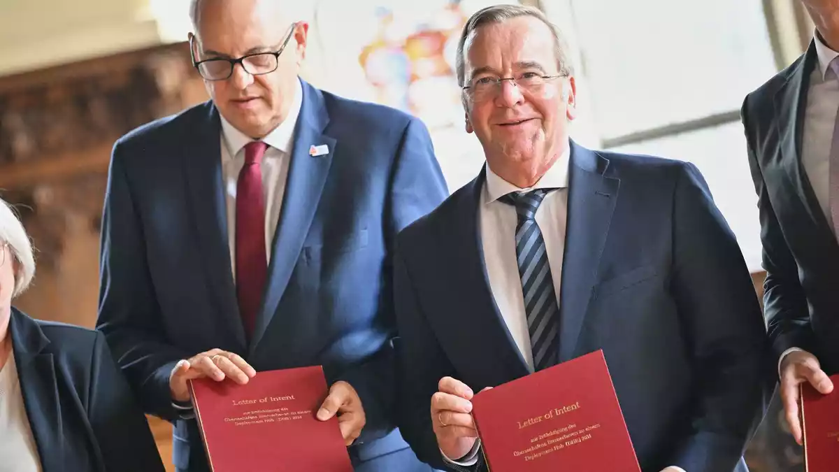 Der Bund investiert rund 1,35 Milliarden Euro in den Hafen Bremerhaven. - Bild: Sina Schuldt/dpa
