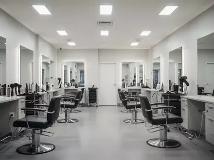Leerer, modern eingerichteter Friseursalon mit professioneller Ausstattung und neutraler Beleuchtung. - Foto: über boerse-global.de