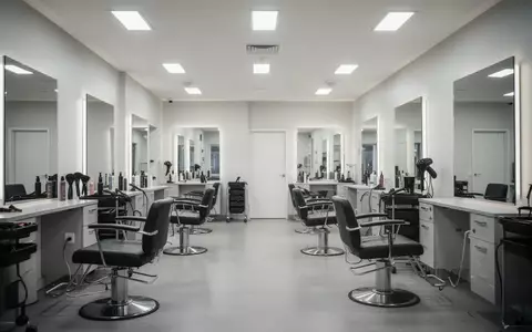Leerer, modern eingerichteter Friseursalon mit professioneller Ausstattung und neutraler Beleuchtung. - Foto: über boerse-global.de