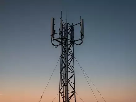 Ein moderner Funkmast vor einem klaren Abendhimmel, der die technologische Infrastruktur für die digitale Kommunikation symbolisiert. - Foto: über boerse-global.de