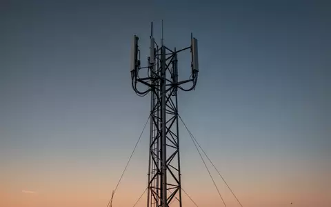 Ein moderner Funkmast vor einem klaren Abendhimmel, der die technologische Infrastruktur für die digitale Kommunikation symbolisiert. - Foto: über boerse-global.de