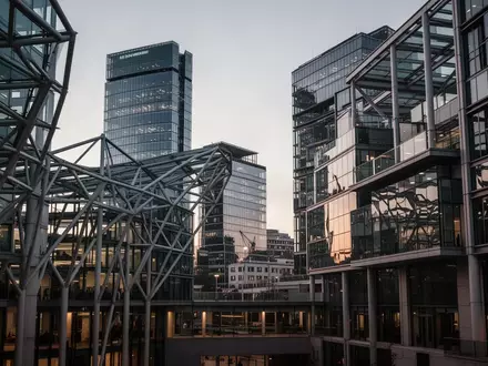 Moderne Stadtarchitektur aus Glas und Stahl in London bei Dämmerung als Symbol für digitale Infrastruktur. - Foto: über boerse-global.de
