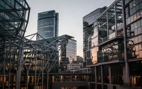 Moderne Stadtarchitektur aus Glas und Stahl in London bei Dämmerung als Symbol für digitale Infrastruktur. - Foto: über boerse-global.de