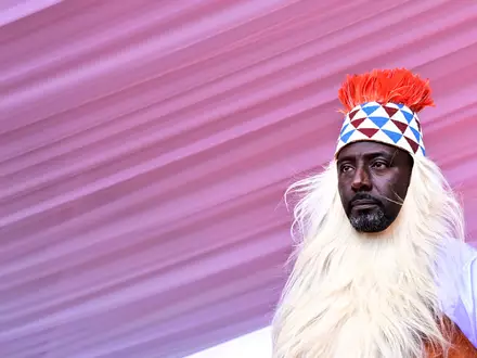 Der Journalist Edward Rukidi Kijanangoma ist der neue König von Tooro. - Foto: Hajarah Nalwadda/AP/dpa