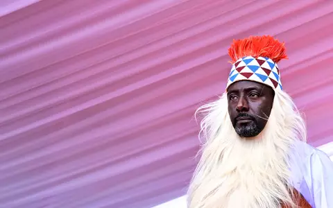 Der Journalist Edward Rukidi Kijanangoma ist der neue König von Tooro. - Foto: Hajarah Nalwadda/AP/dpa