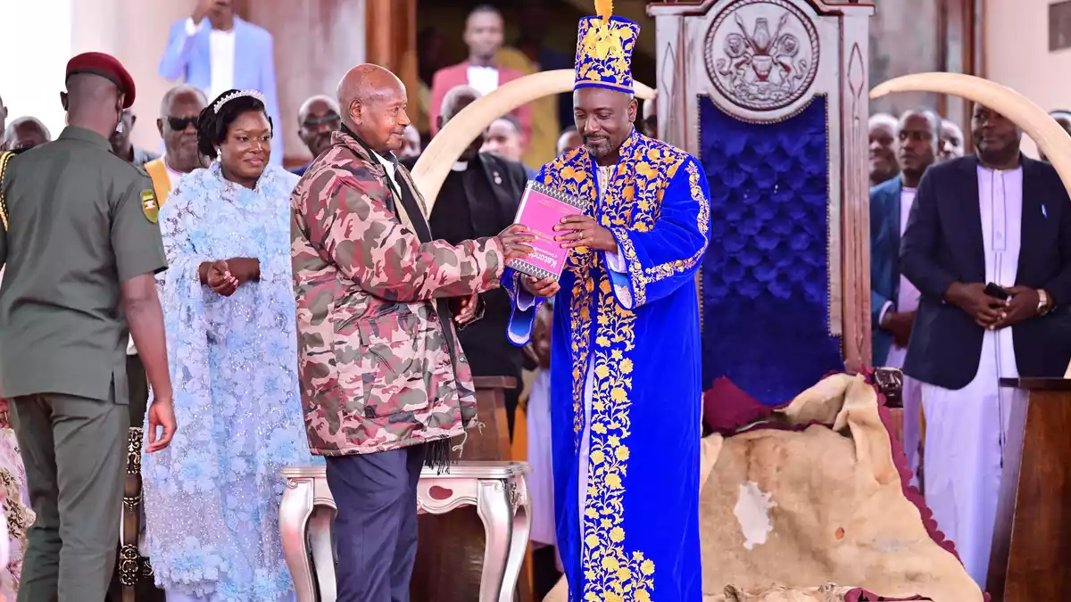 Zur Krönung kam auch der ugandische Präsident Yoweri Museveni. - Bild: Hajarah Nalwadda/AP/dpa