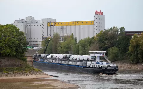 Viel Schiff, wenig Wasser: Dieses Frachtschiff hatte sich auf einer Sandbank im Düsseldorfer Hafen festgefahren.  - Foto: Christoph Reichwein/dpa
