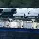 An Bord des Frachtschiffs sind jede Menge Mercedes-Sprinter. - Bild: Christoph Reichwein/dpa