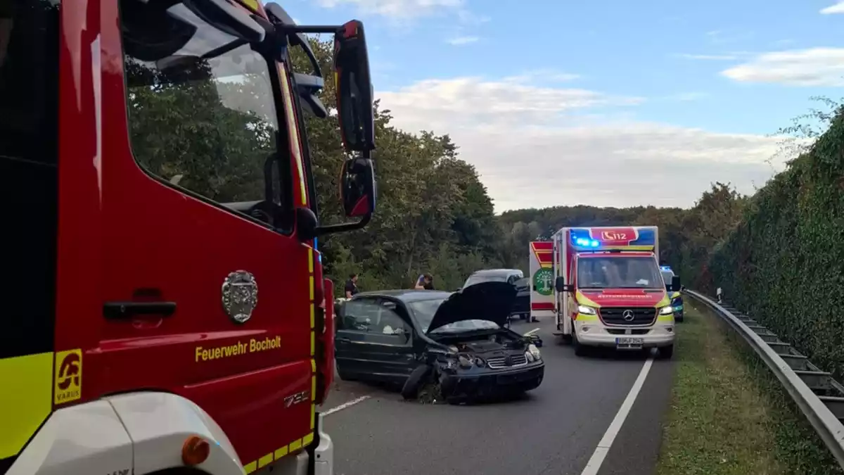 FW Bocholt: Verkehrsunfall auf dem Ostring - Bild: presseportal.de