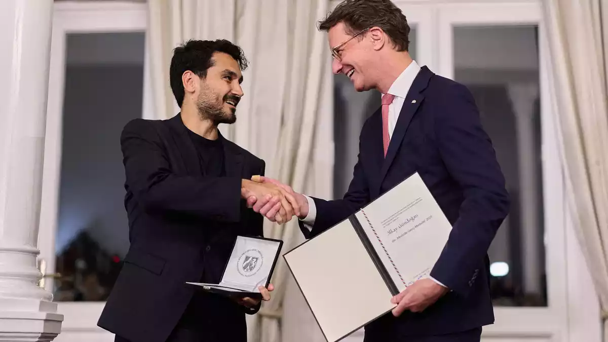 Gündogan sollte den Preis eigentlich schon im vergangenen Jahr bekommen. Jetzt wurde das nachgeholt. - Bild: Rolf Vennenbernd/dpa