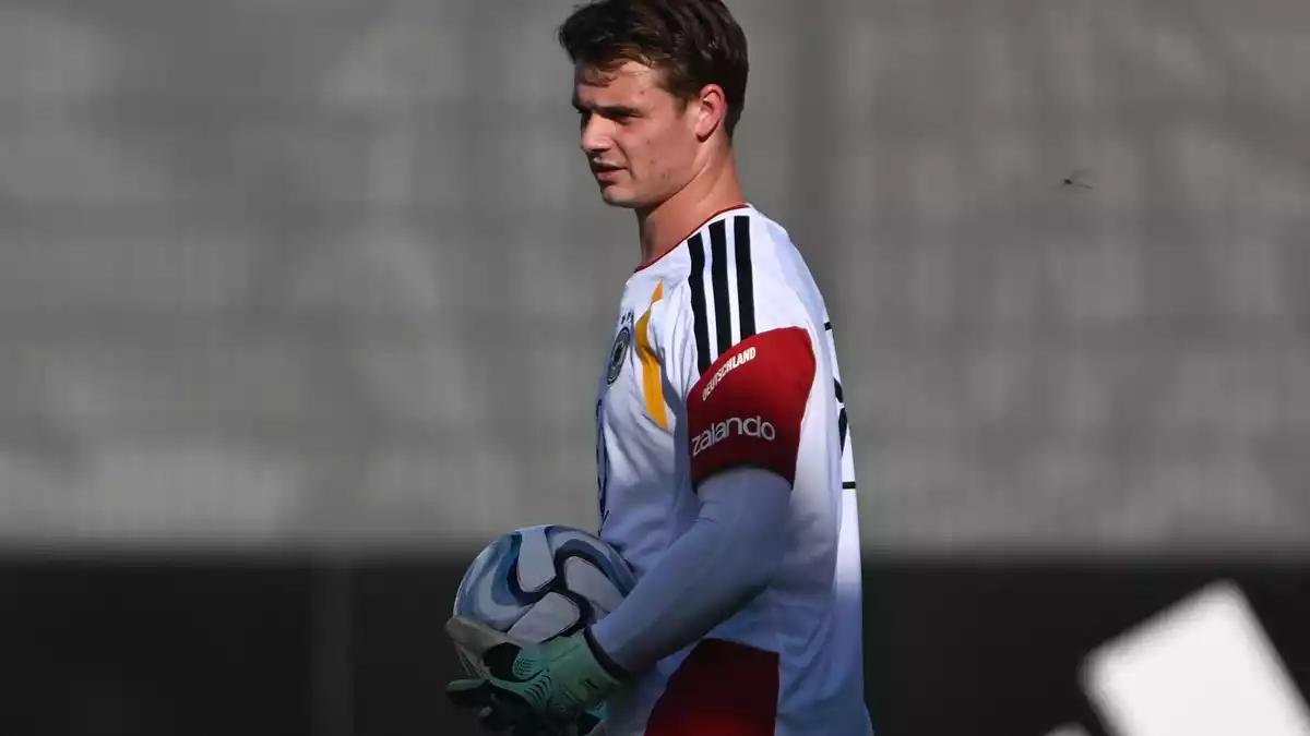 Die Anzeichen mehren sich: Jonas Urbig steht daheim in München vor seinem Debüt im DFB-Tor. - Bild: Federico Gambarini/dpa