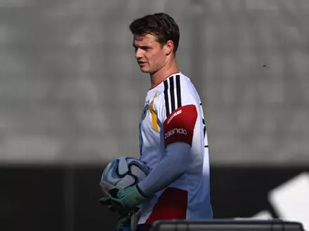 Die Anzeichen mehren sich: Jonas Urbig steht daheim in München vor seinem Debüt im DFB-Tor. - Foto: Federico Gambarini/dpa