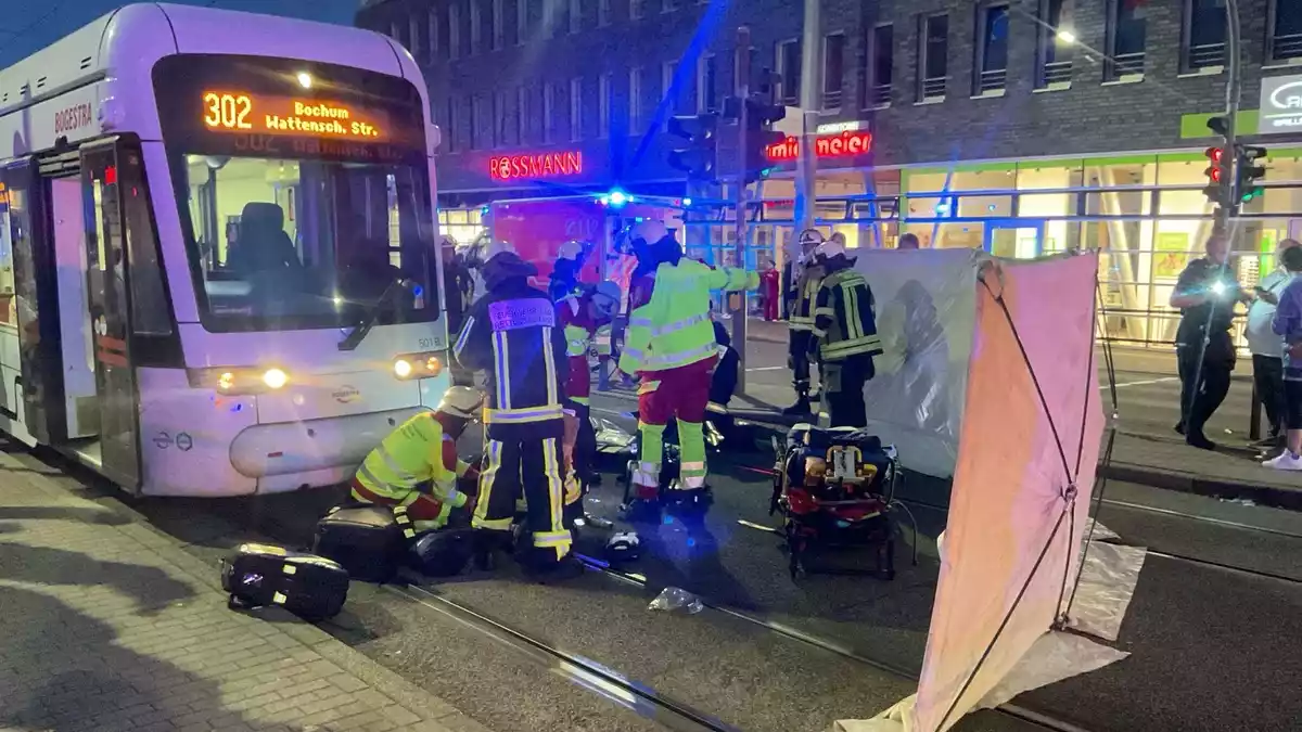 FW-BO: Schwerverletzte Frau nach Zusammenstoß mit Straßenbahn in Altenbochum - Bild: presseportal.de