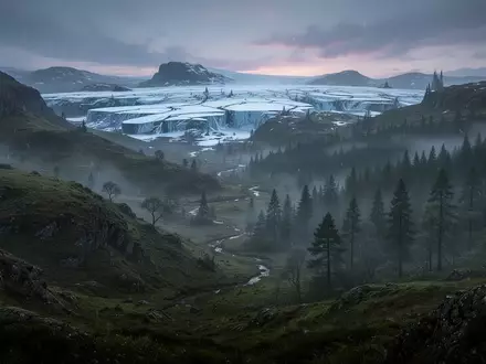 Eine weitläufige, mystische Fantasie-Landschaft mit nebligen Wäldern und schneebedeckten Hochlandebenen in der Abenddämmerung. - Foto: über boerse-global.de