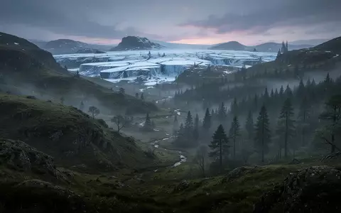 Eine weitläufige, mystische Fantasie-Landschaft mit nebligen Wäldern und schneebedeckten Hochlandebenen in der Abenddämmerung. - Foto: über boerse-global.de