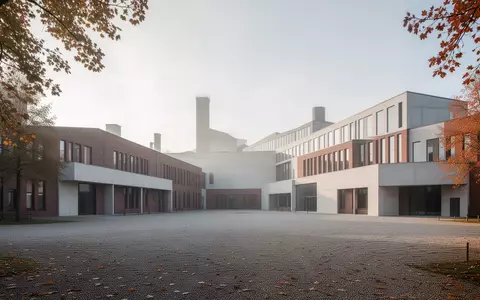 Moderne Industriefassade eines Werksgebäudes bei Tageslicht mit weitläufigem Vorplatz. - Foto: über boerse-global.de