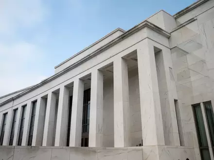 Ein minimalistisches, modernes Regierungsgebäude in Washington D.C. bei natürlichem Tageslicht. - Foto: über boerse-global.de