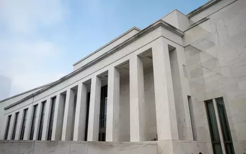 Ein minimalistisches, modernes Regierungsgebäude in Washington D.C. bei natürlichem Tageslicht. - Foto: über boerse-global.de