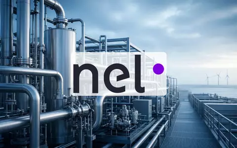Moderne Wasserstoff-Elektrolyseanlage in einer industriellen Umgebung mit Fokus auf saubere Energietechnologie. - Foto: über boerse-global.de