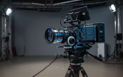 Professionelle Filmkamera auf einem Stativ in einem abgedunkelten Studio. - Foto: über boerse-global.de