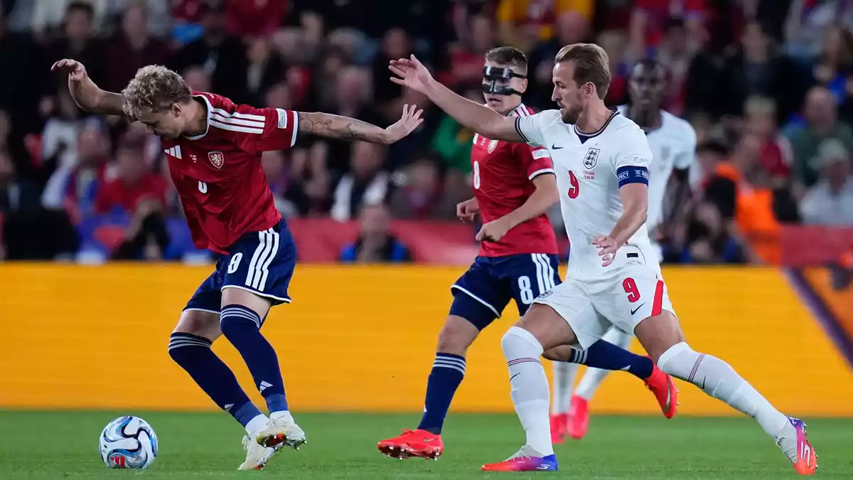 Harry Kane (rechts) traf erneut für England. - Bild: Petr David Josek/AP/dpa