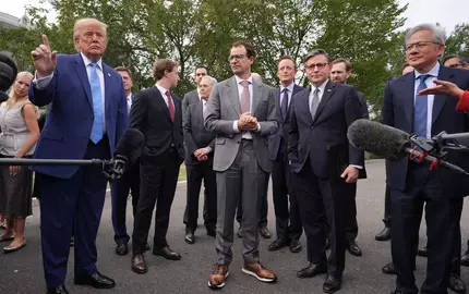US-Präsident Donald Trump sagt, dass die KI-Unternehmen sich gegenseitig kontrollieren würden.  - Foto: Alex Brandon/AP/dpa