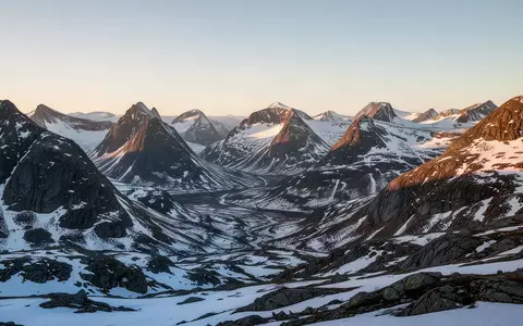 Weite, unberührte norwegische Berglandschaft unter einem klaren Abendhimmel. - Foto: über boerse-global.de