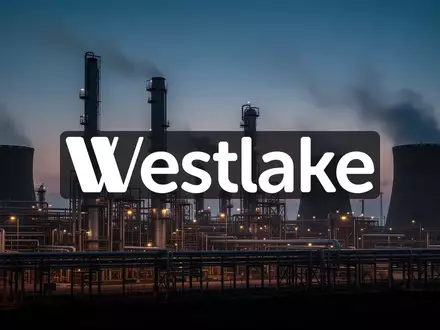 Industrielle Chemieanlage bei Dämmerung mit Destillationstürmen und Rohrleitungen vor einem Abendhimmel. - Foto: über boerse-global.de