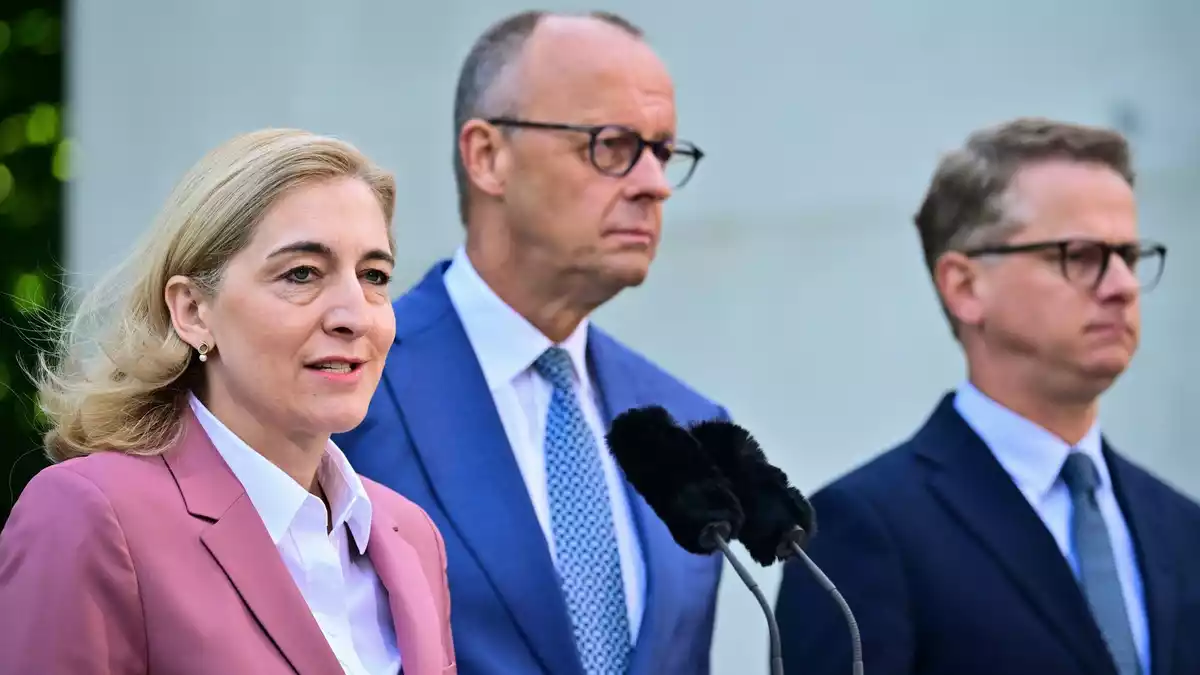 Kanzleramtschefin Nina Warken (CDU), Bundeskanzler Friedrich Merz (CDU), und Gesundheitsminister Linnemann wollen Reformen anpacken. (Archivfoto) - Bild: Sebastian Gollnow/dpa