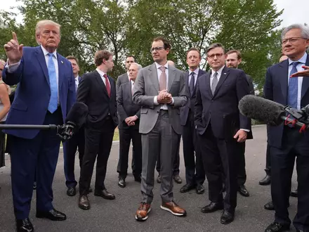 US-Präsident Donald Trump sagt, dass die KI-Unternehmen sich gegenseitig kontrollieren würden.  - Foto: Alex Brandon/AP/dpa