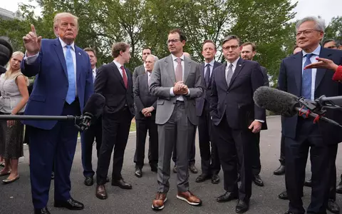 US-Präsident Donald Trump sagt, dass die KI-Unternehmen sich gegenseitig kontrollieren würden.  - Foto: Alex Brandon/AP/dpa