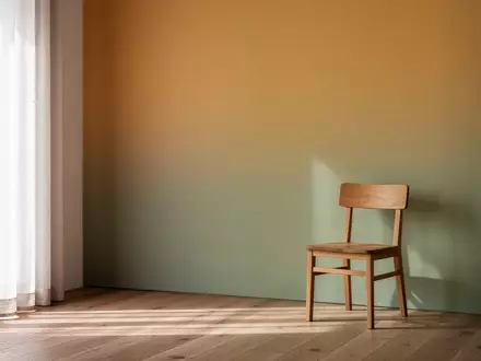 Ein minimalistisch gestalteter Innenraum mit sanftem Lichteinfall und einer Wand in harmonischen, beruhigenden Farbtönen. - Foto: über boerse-global.de