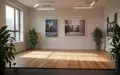 Ein heller, minimalistischer Pausenraum im Büro mit einer freien Holzfläche für Bewegungsübungen und grünen Zimmerpflanzen. - Foto: über boerse-global.de