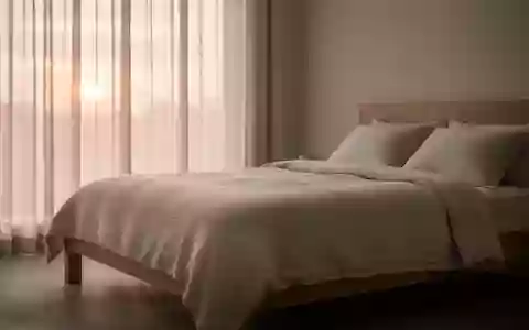 Ein minimalistisch eingerichtetes Schlafzimmer mit hochwertiger Bettwäsche bei sanftem Tageslicht. - Foto: über boerse-global.de