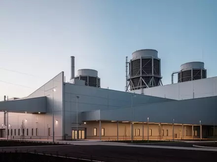 Moderne industrielle Anlage mit großflächiger Architektur und technischer Infrastruktur in der Abenddämmerung. - Foto: über boerse-global.de