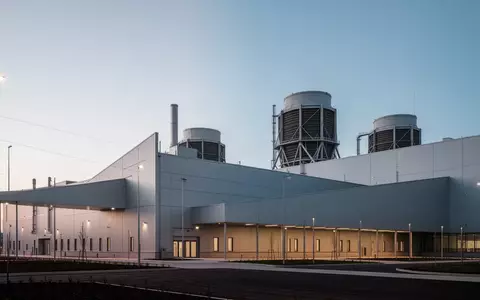 Moderne industrielle Anlage mit großflächiger Architektur und technischer Infrastruktur in der Abenddämmerung. - Foto: über boerse-global.de