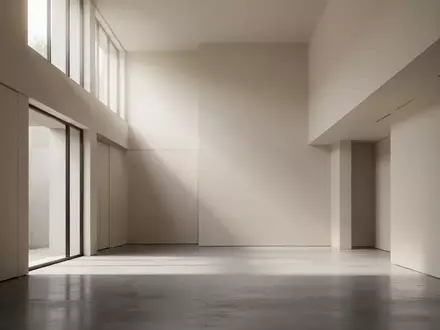 Ein minimalistischer, moderner Innenraum mit klaren Linien und diffusem Tageslicht, das durch hohe Fenster fällt. - Foto: über boerse-global.de