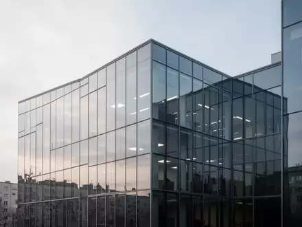 Moderne Glasfassade eines Bürogebäudes bei Tageslicht - Foto: über boerse-global.de