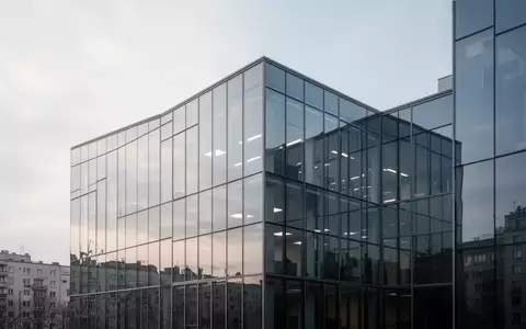 Moderne Glasfassade eines Bürogebäudes bei Tageslicht - Foto: über boerse-global.de
