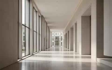 Ein heller, minimalistischer Flur in einem modernen Verwaltungsgebäude mit klaren architektonischen Linien und Tageslicht. - Foto: über boerse-global.de