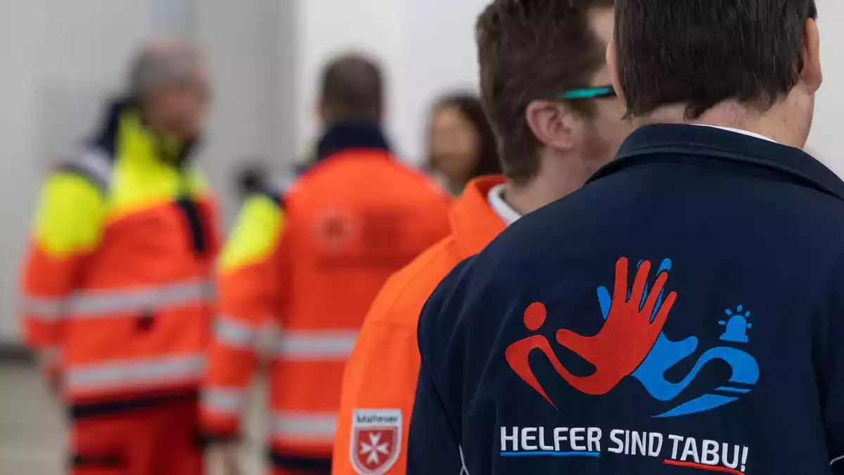 
Auch Notfallsanitäter erlebten Anfeindungen und Übergriffe im Einsatz. (Symbolbild) - Bild: Hannes P. Albert/dpa