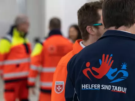 
Auch Notfallsanitäter erlebten Anfeindungen und Übergriffe im Einsatz. (Symbolbild) - Foto: Hannes P. Albert/dpa