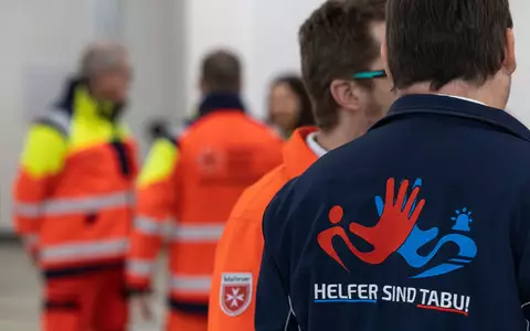 
Auch Notfallsanitäter erlebten Anfeindungen und Übergriffe im Einsatz. (Symbolbild) - Foto: Hannes P. Albert/dpa