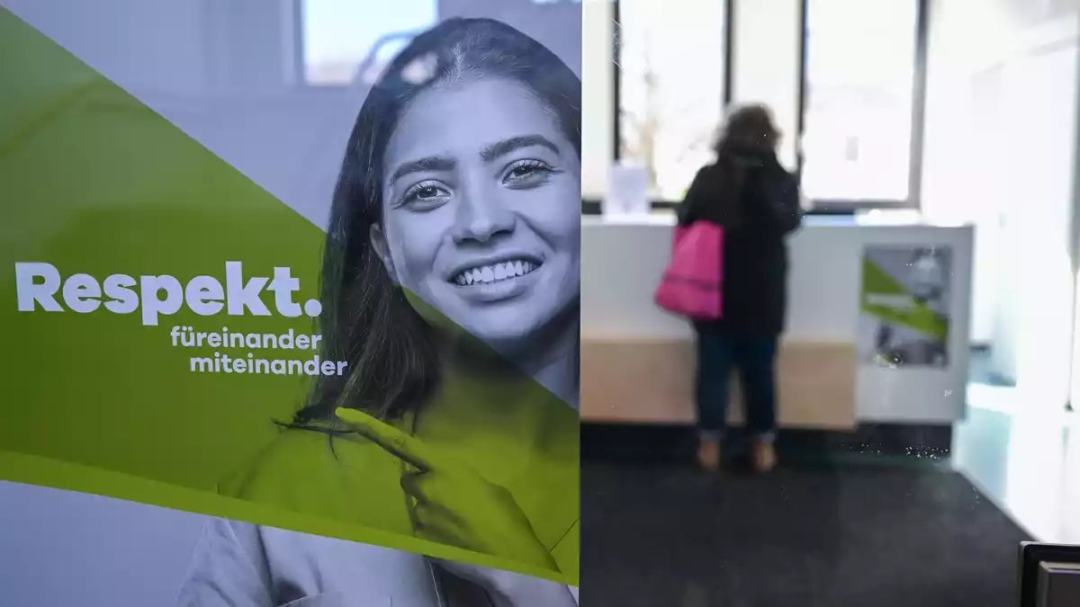 In etlichen Praxen findet man inzwischen Aufkleber oder Plakate, auf denen zu mehr Respekt und Freundlichkeit im Umgang mit dem Personal aufgerufen wird. (Symbolbild)  - Bild: Bernd Weißbrod/dpa